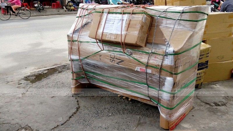 Kiểm tra thùng đàn hoặc lớp vỏ bọc bên ngoài có bất thường hay không