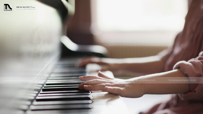 Ưu điểm Suzuki Piano còn nằm ở việc phát triển tai nghe tinh tế và kỹ năng chơi đàn tự nhiên, thông qua quá trình lắng nghe và lặp lại nhất quán.