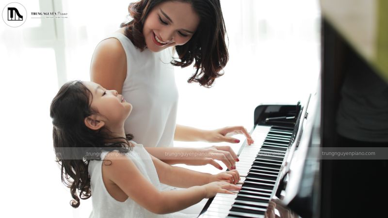 Ưu điểm Suzuki Piano thể hiện rõ qua vai trò đồng hành tích cực của phụ huynh – cùng con tạo môi trường âm nhạc yêu thương