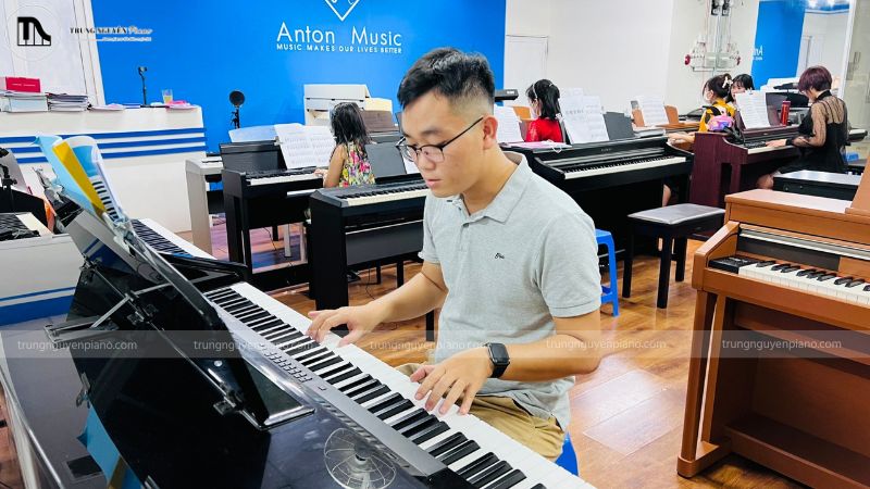 Nhược điểm Suzuki Piano nằm ở việc phụ thuộc vào phụ huynh, thiếu đọc nhạc sớm và cần thời gian dài để thấy tiến bộ rõ rệt.