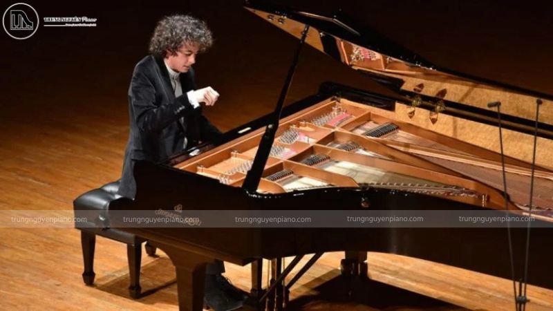 Lựa chọn giữa piano cơ Đức và Nhật là bước đầu định hình phong cách và cảm âm của người chơi.