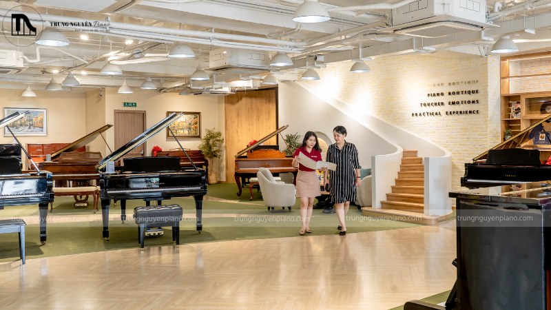 Khách hàng được chuyên viên tư vấn tận tình khi chọn mua đàn piano tại showroom