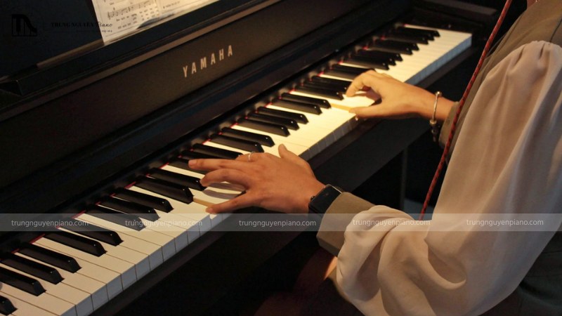 Thử độ nhạy của phím đàn và lắng nghe âm thanh của dây bass trên một cây piano cơ