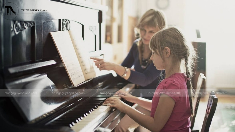 Trực tiếp thử đàn, tập trung lắng nghe âm thanh và cảm nhận độ nhạy của phím đàn