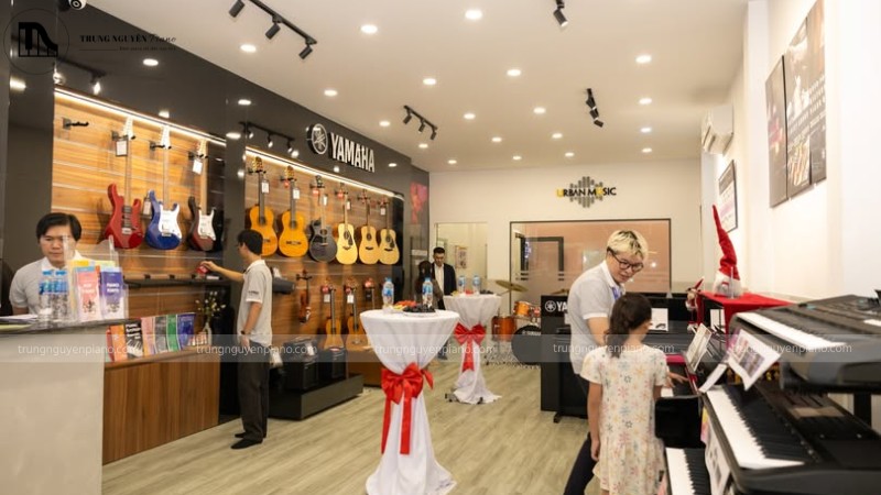 Nhân viên tư vấn và thử đàn tại showroom