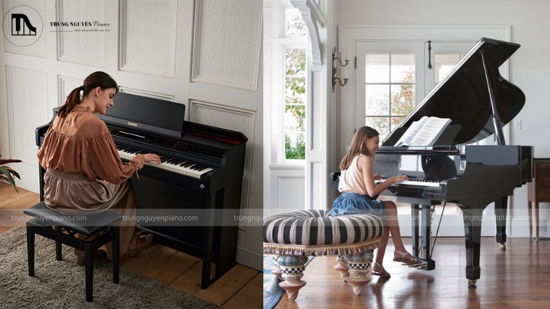 Tại sao Piano Điện cao cấp lại có giá ngang Piano Cơ? 9 Một người chơi piano điện trong căn hộ hiện đại, một người chơi piano cơ trong phòng khách rộng rãi
