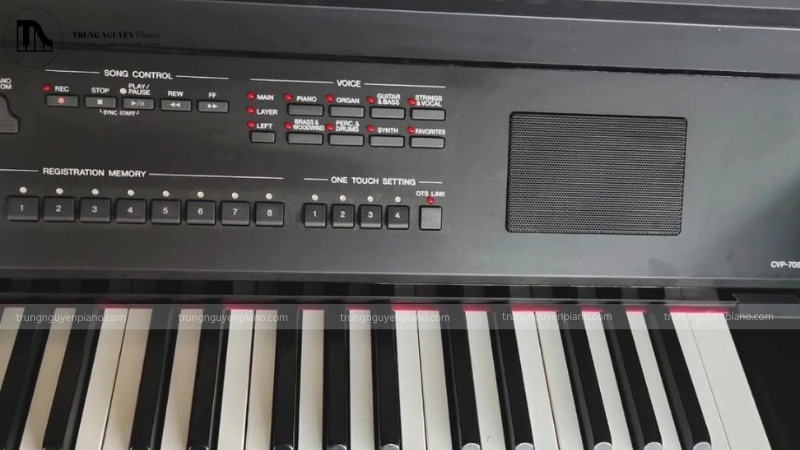 Tại sao Piano Điện cao cấp lại có giá ngang Piano Cơ? 4 Giao diện màn hình của piano điện hiển thị các tính năng