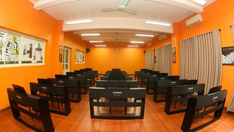 Phòng học nhạc được trang bị piano cho nhiều học sinh
