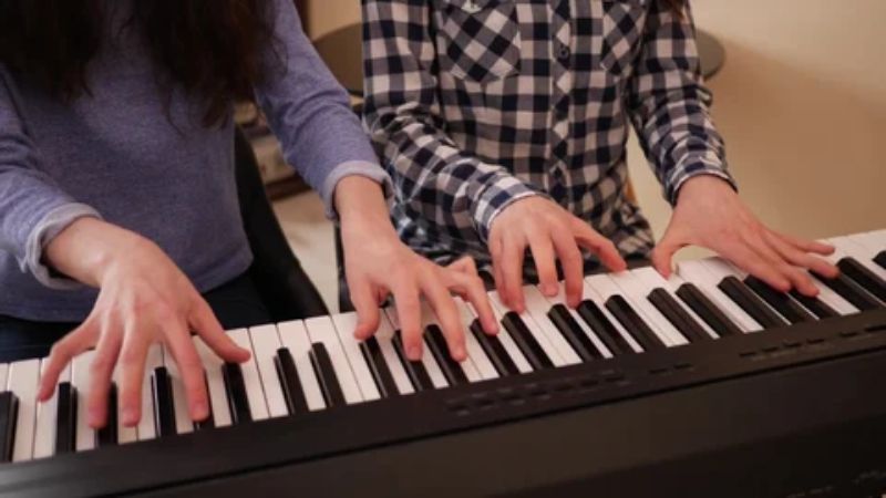 Giáo viên và học sinh cùng chơi đàn trên chế độ Twin Piano