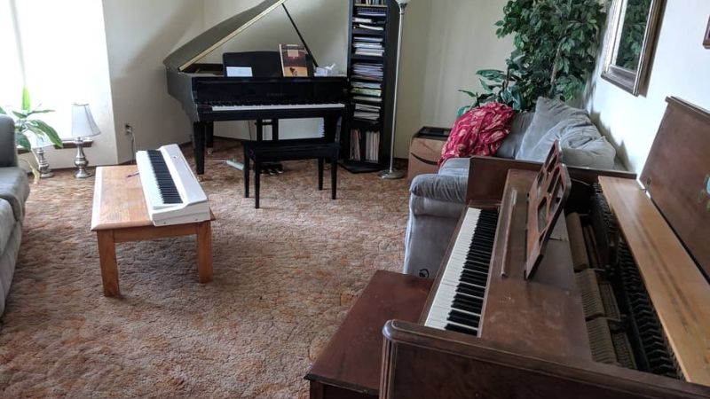 Không gian học nhạc với cả piano cơ và điện