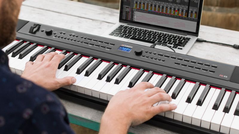 Việc kết nối với DAW cho phép kiểm tra khả năng xử lý nhiều nốt cùng lúc