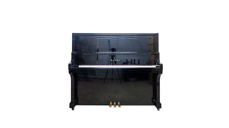 Cây đàn piano sáng bóng sau quá trình kiểm tra và chăm sóc tỉ mỉ