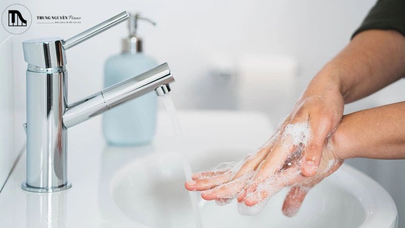 Rửa tay trước khi chơi guitar