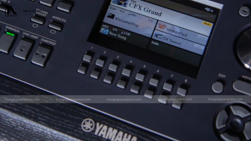 Model Yamaha DGX-670, ảnh cận cảnh màn hình màu hiển thị Score hoặc Voices/Styles