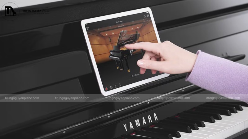 Màn hình ứng dụng Yamaha Smart Pianist kết nối với đàn, ảnh các cổng kết nối trên đàn