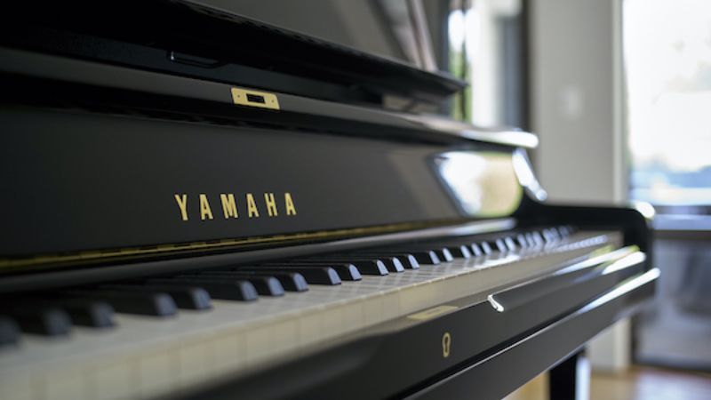 Lớp sơn bóng trên đàn piano giúp giữ gìn vẻ đẹp