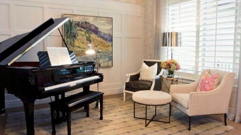 Không gian nội thất với đàn piano đặt xa cửa sổ và nguồn nhiệt