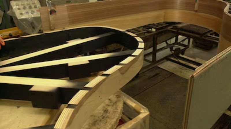 Thanh xương sườn ở bên trong thùng đàn piano