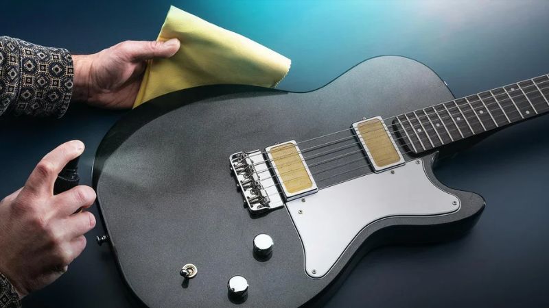 Nhẹ nhàng vệ sinh các pot đàn guitar