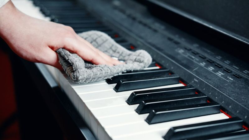 Lau bề mặt đàn piano bằng khăn mềm