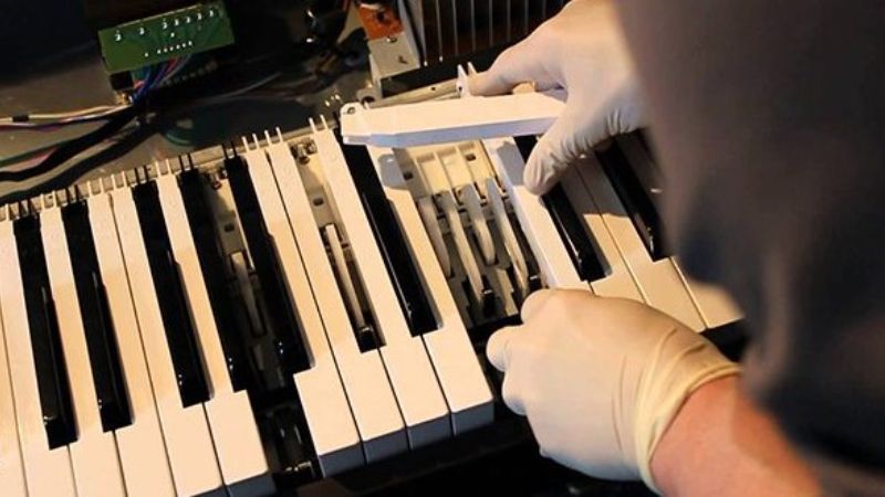 Việc kiểm tra và sửa chữa đàn piano đúng cách cần có kỹ năng và dụng cụ