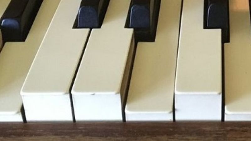 Kẹt phím nhẹ có thể do bụi hoặc vật nhỏ rơi vào