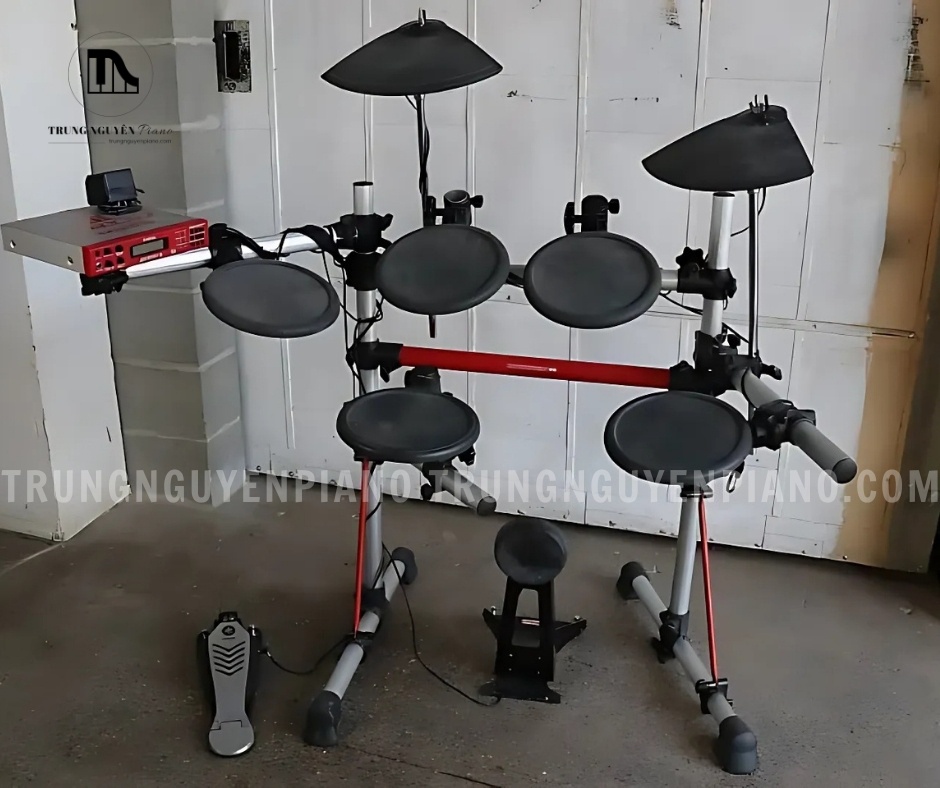 Trống Điện YAMAHA DTXPRESS III gây ấn tượng với toàn bộ hệ thống được đặt trên bộ giá đỡ RS70 cứng cáp