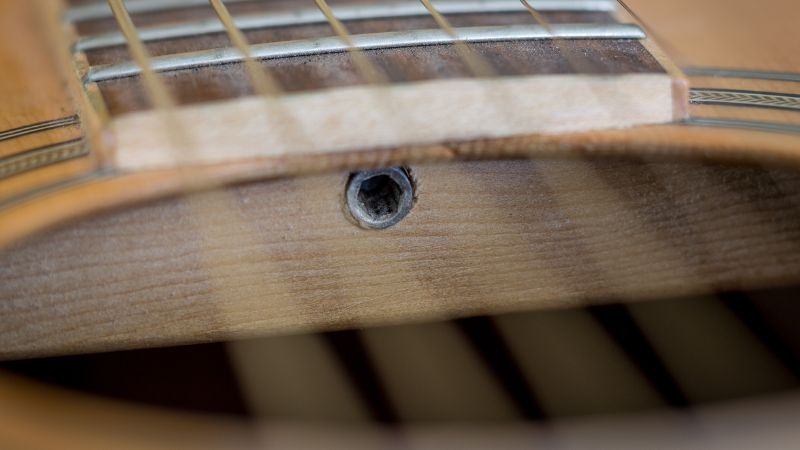 Có thể điều chỉnh Truss Rod ở đầu cần đàn hoặc bên trong lỗ thoát âm