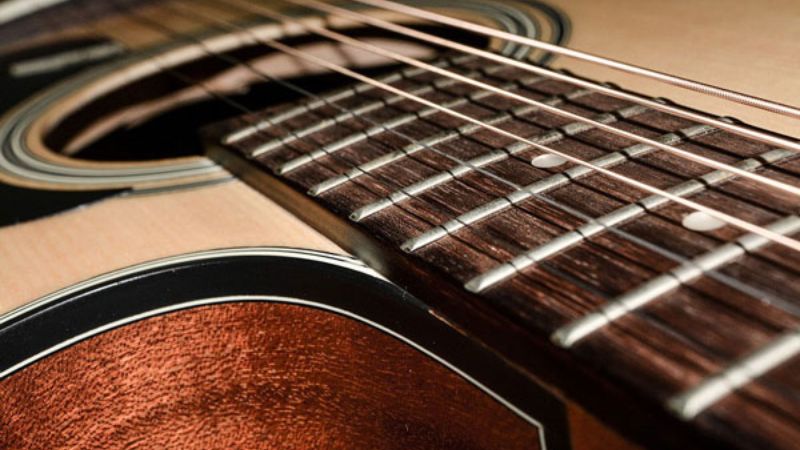 Đàn guitar acoustic không có Truss Rod dễ bị cong cần vĩnh viễn