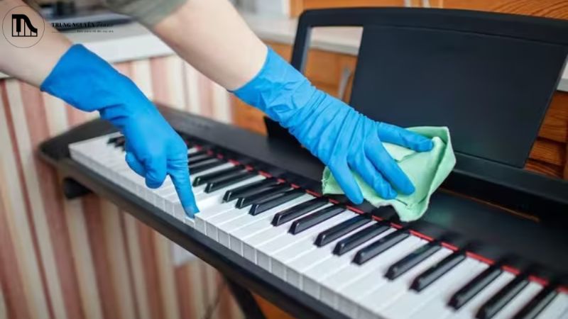 Lau chùi piano điện định kỳ