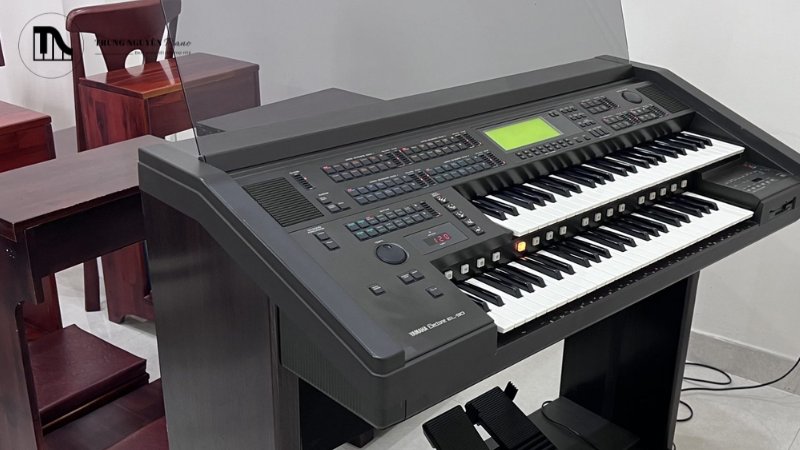 EL-90 sử dụng màn hình LCD đơn sắc kích thước nhỏ, hiển thị thông tin cơ bản