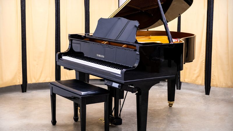 Cây đàn Yamaha GC1 với lớp sơn bóng sang trọng