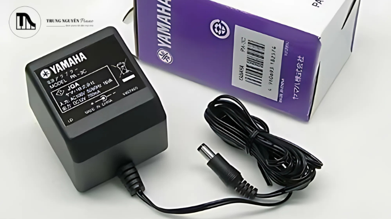 Điện áp, đo bằng Volt (V), là yếu tố quan trọng nhất khi sử dụng Adaptor piano điện