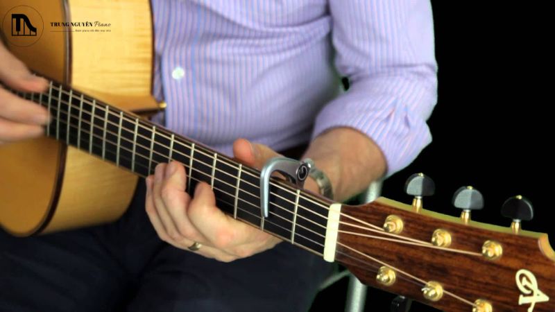 Capo đàn 12 dây dạng vít siết đều có phiên bản thiết kế riêng