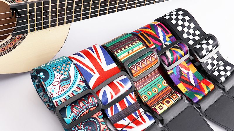 Gắn đầu dây đeo vào chốt trên thùng đàn