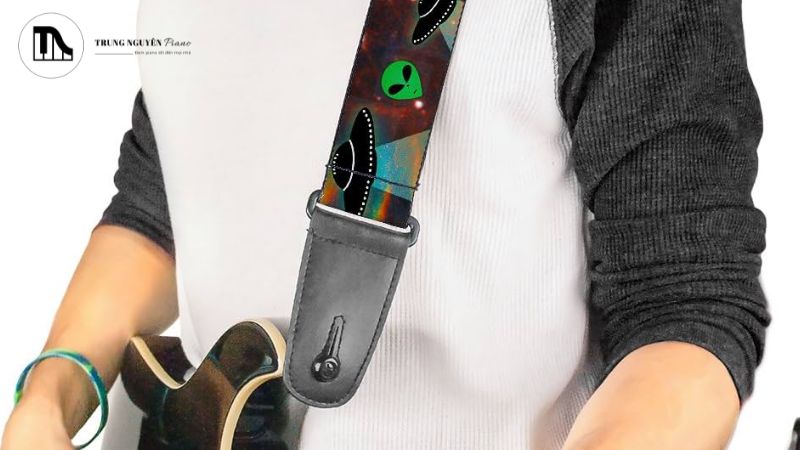 Dây vải/nylon có thể giặt tay nhẹ nhàng với xà phòng và nước nếu bị bẩn