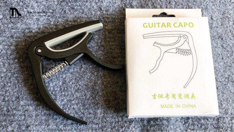 Capo Guitar: Công dụng, các loại & cách chọn chuẩn cho đàn bạn 1 Capo Guitar là một phụ kiện nhỏ gọn