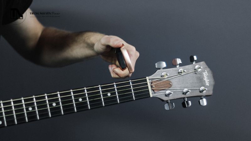 Capo Guitar: Công dụng, các loại & cách chọn chuẩn cho đàn bạn 10 Không để Capo kẹp trên cần đàn quá lâu khi không chơi đàn