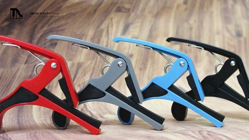 Capo Guitar: Công dụng, các loại & cách chọn chuẩn cho đàn bạn 2 Capo là cứu cánh cho nhiều người mới chơi khi đối mặt với các hợp âm chặn