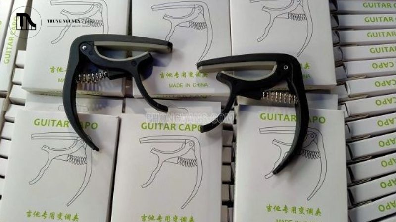 Capo Guitar: Công dụng, các loại & cách chọn chuẩn cho đàn bạn 3 Capo guitar Cò sử dụng lực của một chiếc lò xo mạnh để kẹp vào cần đàn