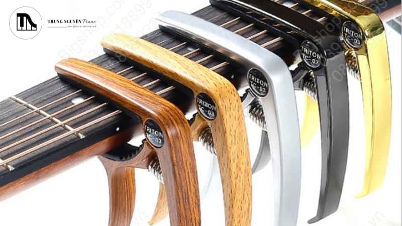 Capo Guitar: Công dụng, các loại & cách chọn chuẩn cho đàn bạn 4 Capo vặn vít dùng một con vít để bạn có thể điều chỉnh chính xác lực kẹp mong muốn