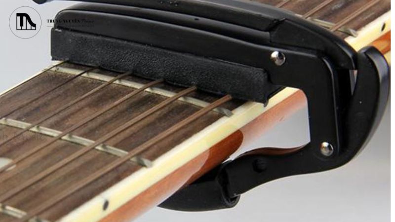 Capo Guitar: Công dụng, các loại & cách chọn chuẩn cho đàn bạn 5 Capo dây đeo (Strap Capo) nhỏ gọn