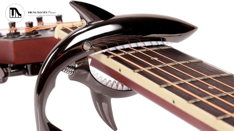 Capo Guitar: Công dụng, các loại & cách chọn chuẩn cho đàn bạn 6 Dùng Capo cho đàn Acoustic (cong) kẹp lên đàn Classic (phẳng) sẽ khiến lực kẹp không đều