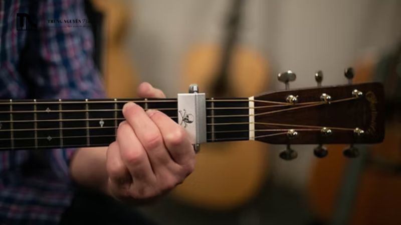 Capo Guitar: Công dụng, các loại & cách chọn chuẩn cho đàn bạn 8 Vị trí "vàng" để đặt Capo là ngay sau phím đàn