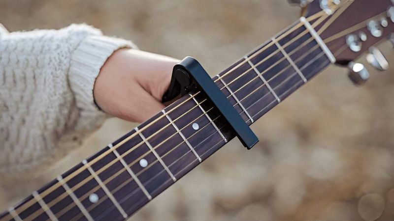 Capo Guitar: Công dụng, các loại & cách chọn chuẩn cho đàn bạn 9 Đặt Capo thẳng, vuông góc với cần đàn để đảm bảo lực kẹp được phân bổ đều