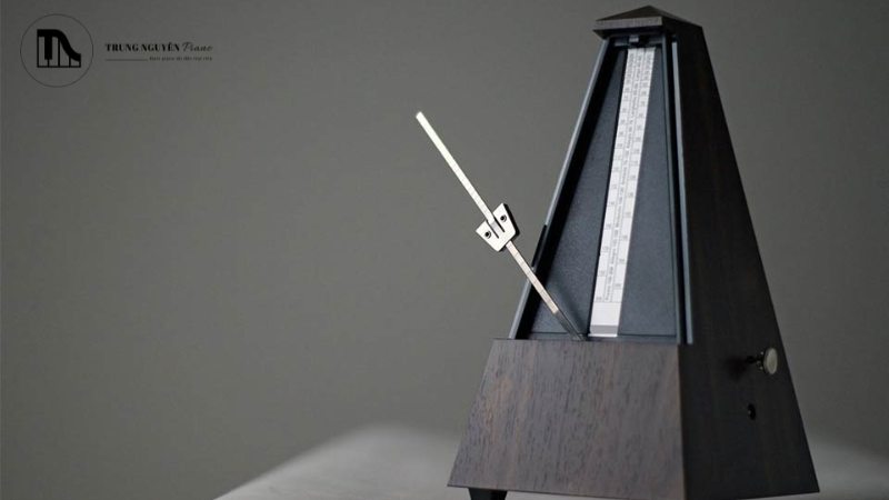 So sánh Metronome cơ vs điện tử: Ưu nhược điểm & Chọn loại nào? 1 Metronome (máy gõ nhịp) là một công cụ tạo ra các tiếng gõ đều đặn theo một tốc độ