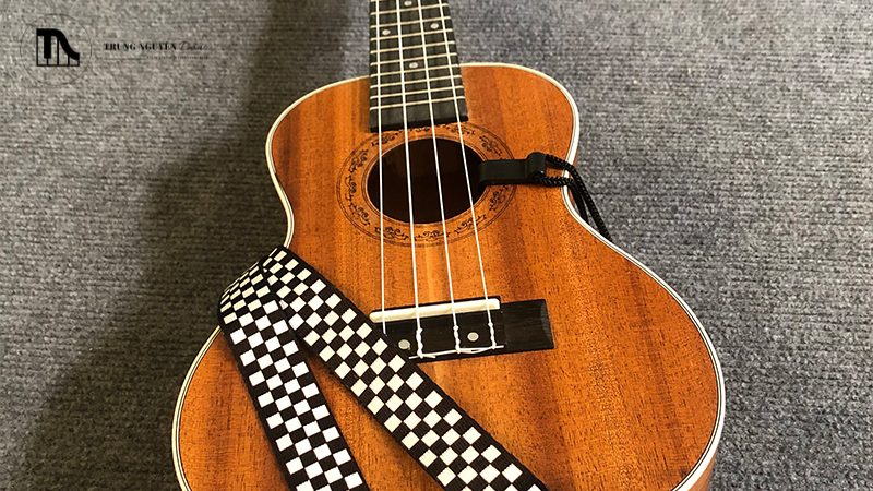 Dây đeo giúp giữ đàn ở vị trí lý tưởng, cho phép bạn ngồi hoặc đứng thẳng lưng