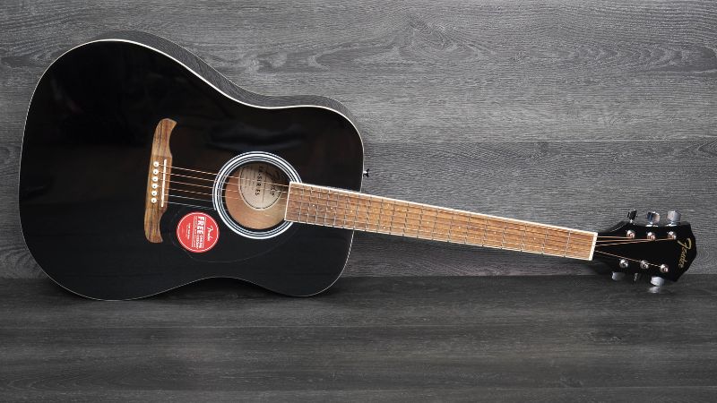 Fender FA-125 với thiết kế cổ điển và logo thương hiệu nổi bật