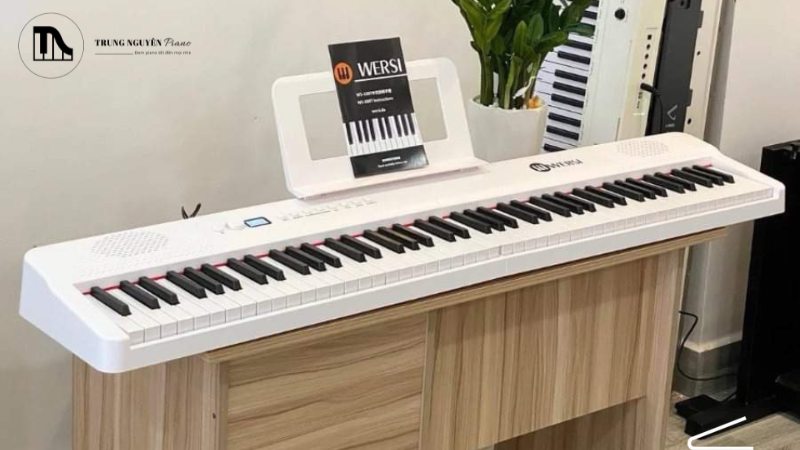 Giá nhạc cố định thường được tích hợp sẵn trên các cây đàn piano cơ