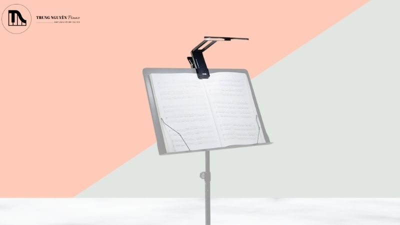 Đèn LED kẹp giá nhạc piano giúp chiếu sáng rõ trang nhạc, bảo vệ mắt